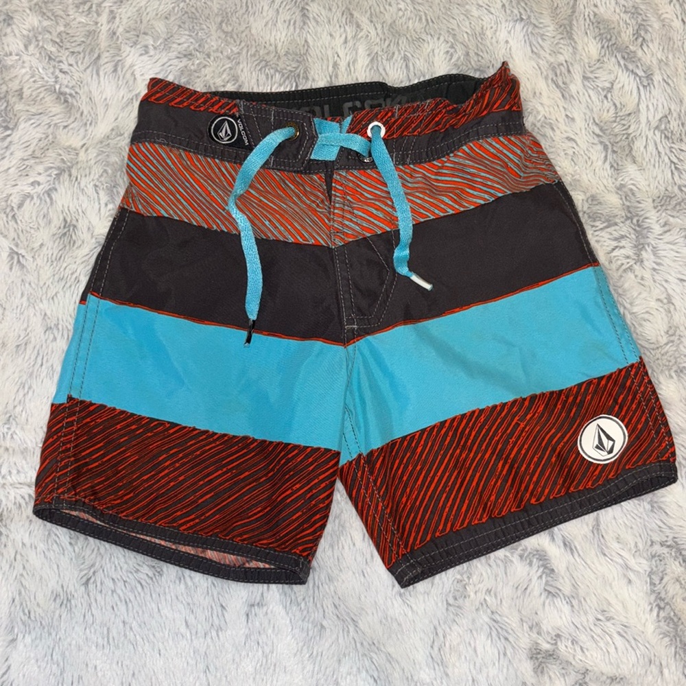 🌊 Boys Volcom Board Shorts, Size 4.